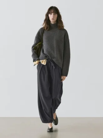 voluminous wide leg pleated trousers 1 330x440 - Voluminous Wide-Leg Pleated Trousers